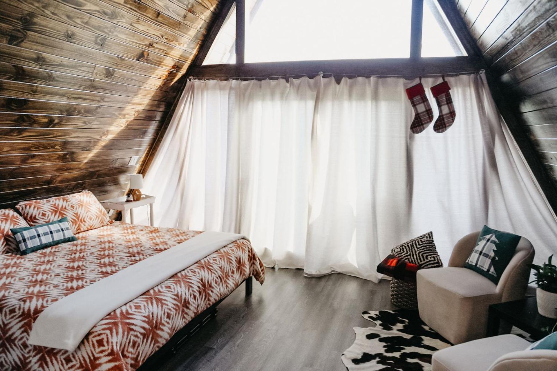 The Maverick: A-Frame W/ Hammock And Tree Top View 新布朗费尔斯 外观 照片
